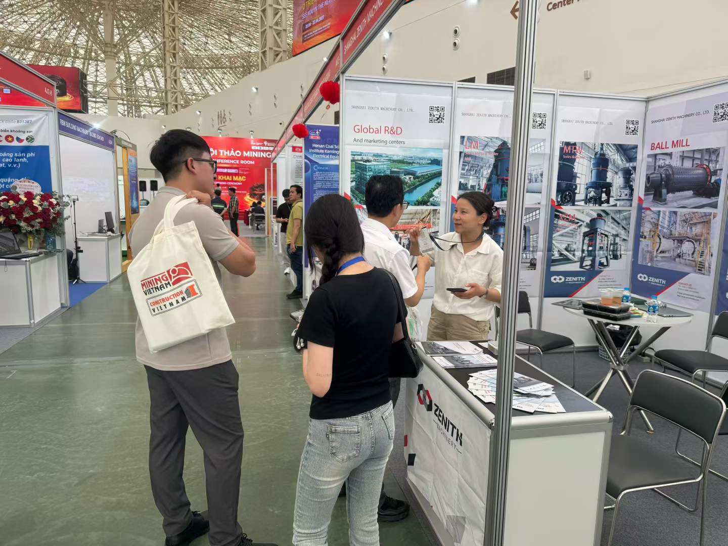 Khách tham quan trao đổi tại gian hàng AK2-9 của Zenith — Triển lãm Khai thác mỏ & Vật liệu Xây dựng Việt Nam lần thứ 7
