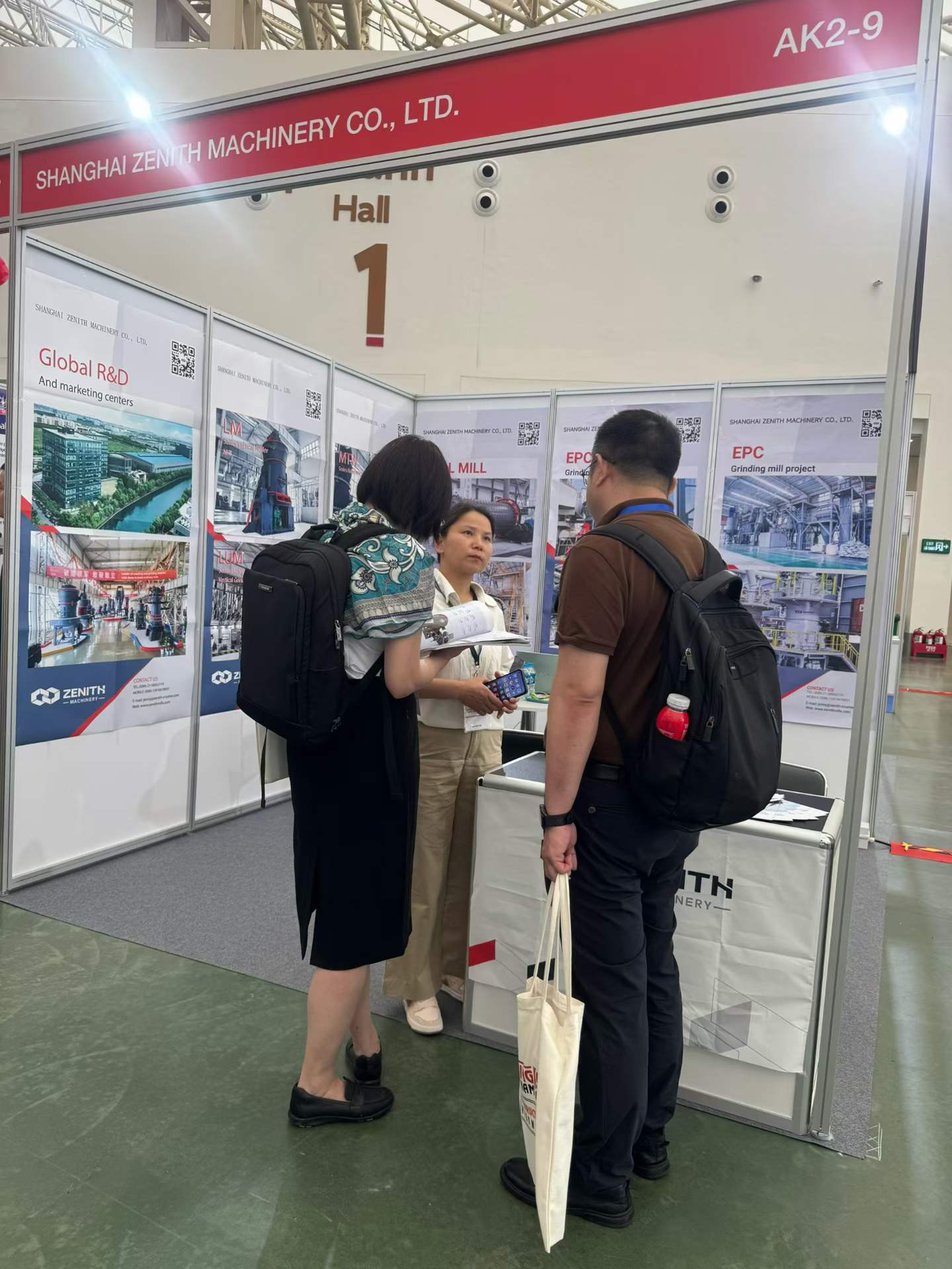 Khu vực gian hàng AK2-9 tại Hall 1 — khách hàng tìm hiểu giải pháp nghiền của Zenith