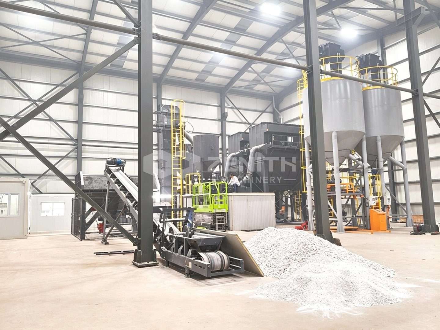 Đống nguyên liệu talc thô chuẩn bị cấp liệu cho dây chuyền nghiền tại Thổ Nhĩ Kỳ