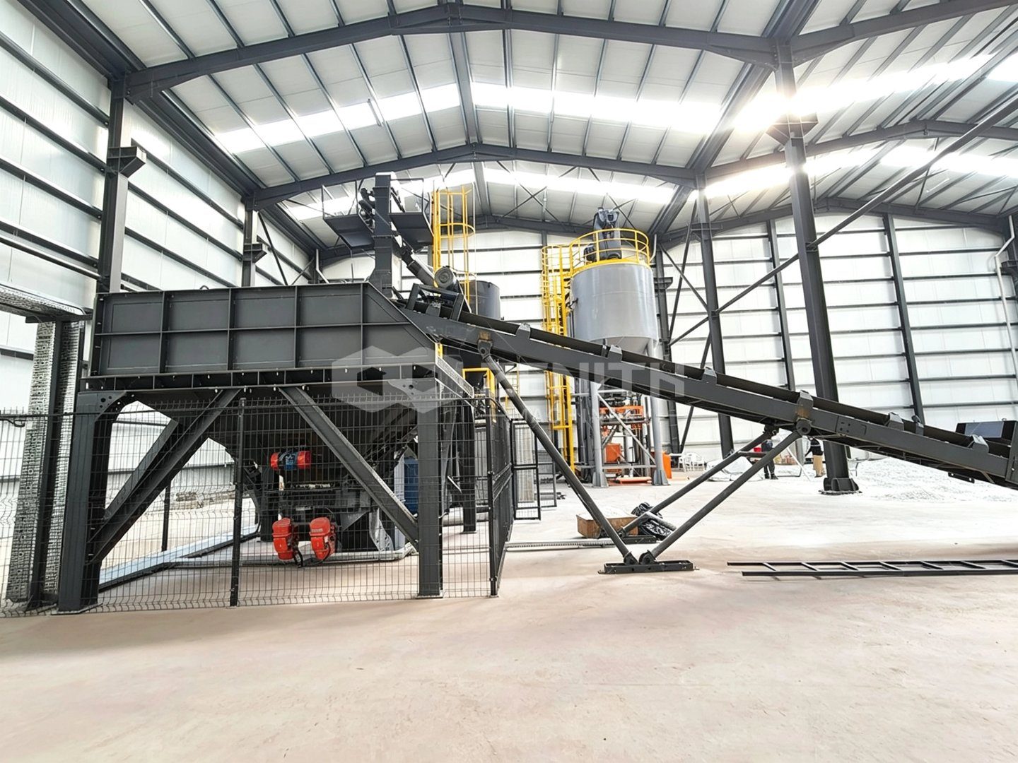 Hệ thống cấp liệu vào máy nghiền XZM221 — kho nguyên liệu, băng tải, tháp máy nghiền và phân ly
