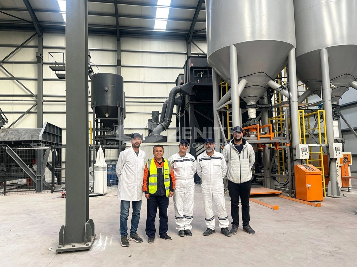 Đội ngũ Zenith và khách hàng Thổ Nhĩ Kỳ chụp ảnh trước hệ thống XZM221 khi bàn giao