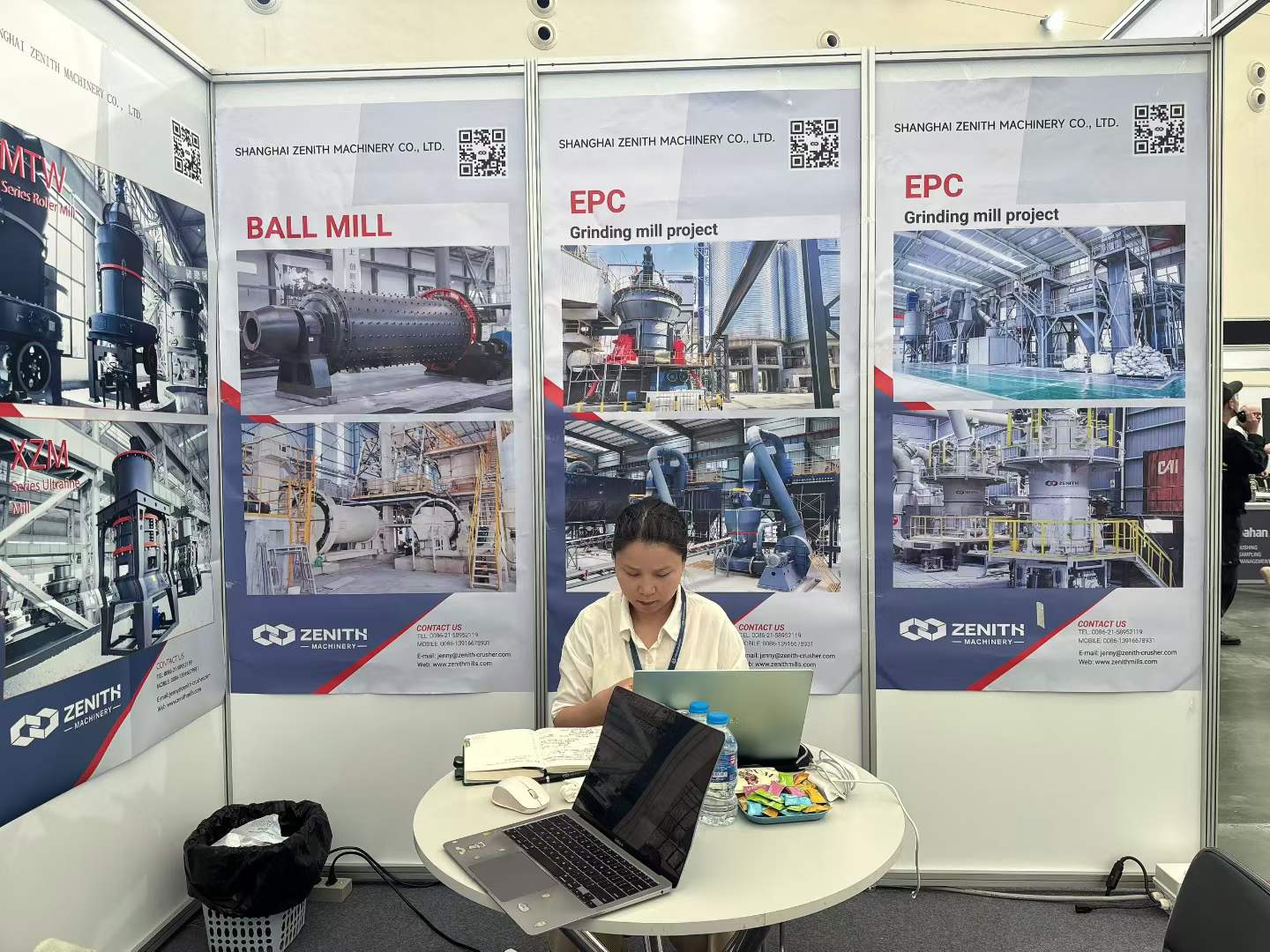 Đội ngũ Zenith làm việc tại gian hàng AK2-9, bên cạnh các poster giới thiệu máy nghiền LM, MTW, XZM và dự án EPC
