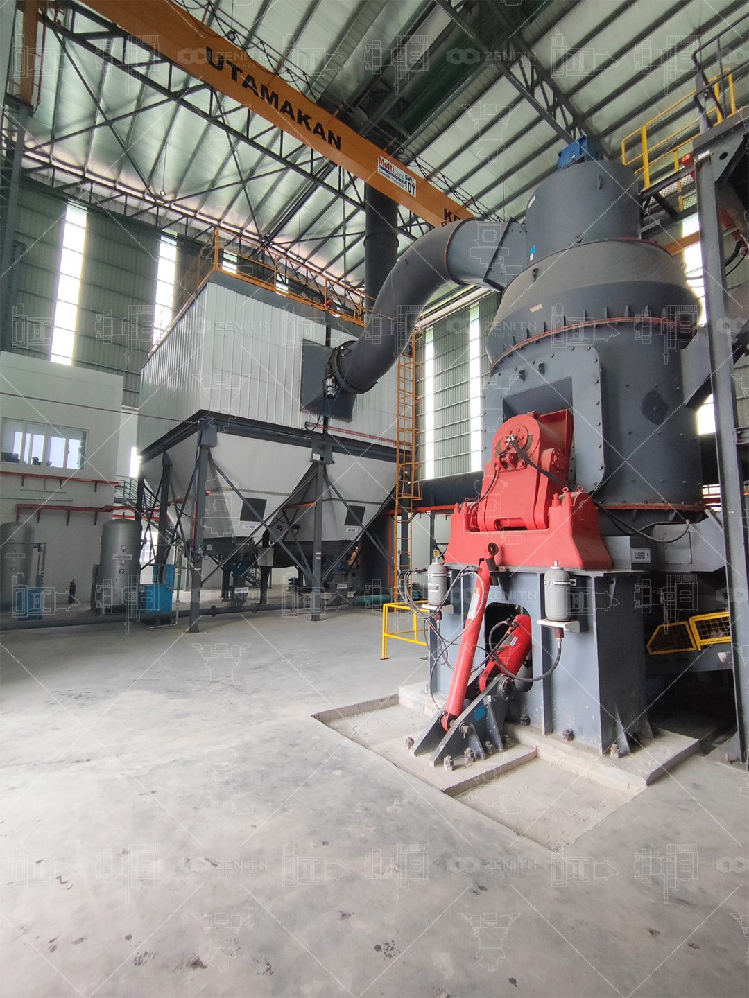 Gần cảnh máy nghiền LM với cần cẩu trục đầu trước và tháp thu hồi bụi