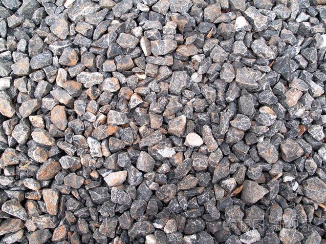 Đá marble nguyên liệu được đưa vào dây chuyền nghiền