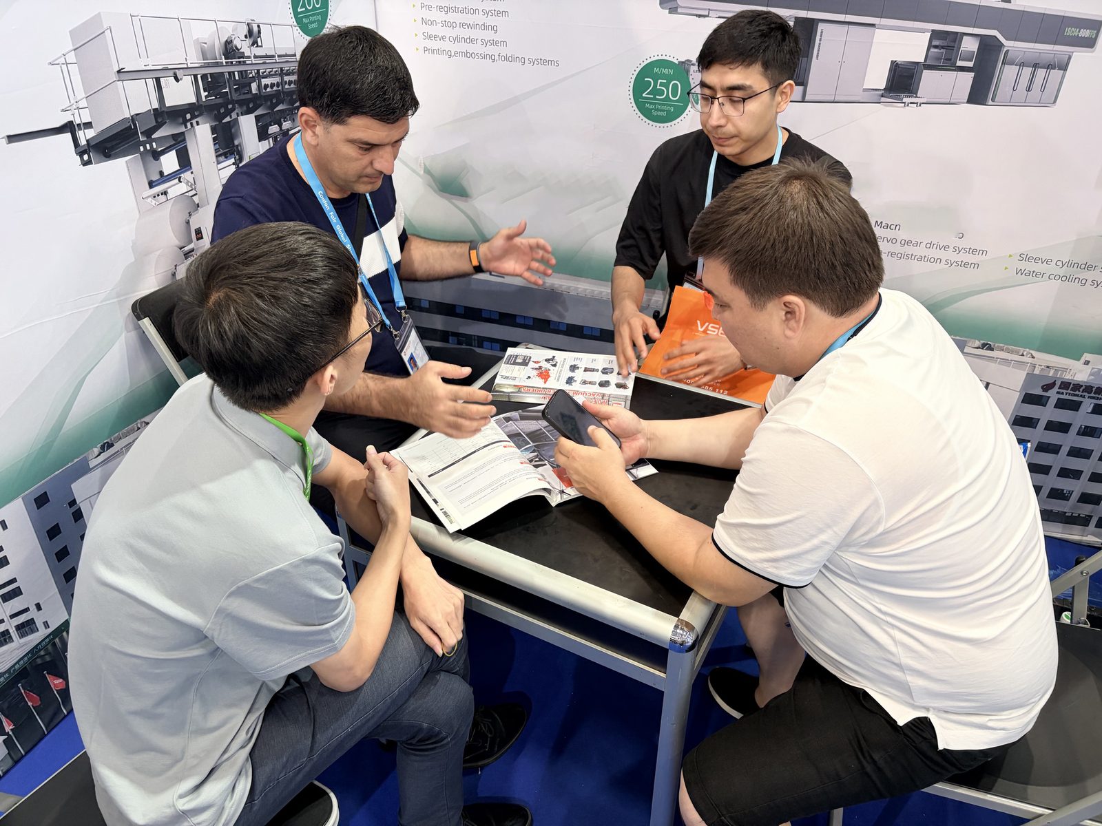 Kỹ sư Zenith tư vấn cấu hình thiết bị nghiền cho nhóm khách hàng tại bàn tư vấn gian hàng D20.1 - L36