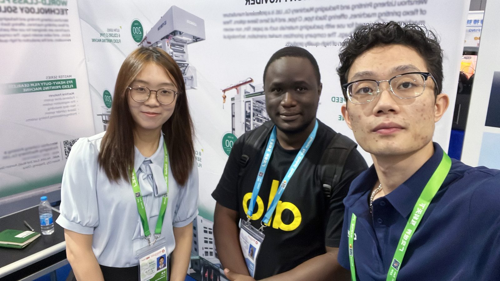 Khách mua quốc tế chụp ảnh lưu niệm cùng đội ngũ gian hàng Zenith tại Hội chợ Canton lần thứ 140