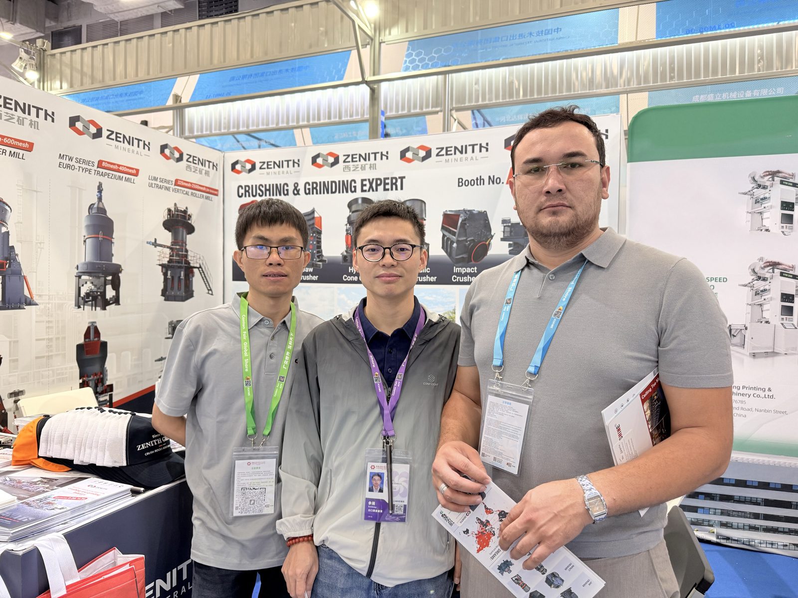 Đội ngũ Zenith và khách mua chụp ảnh kỷ niệm trước backdrop CRUSHING & GRINDING EXPERT, gian hàng D20.1 - L36