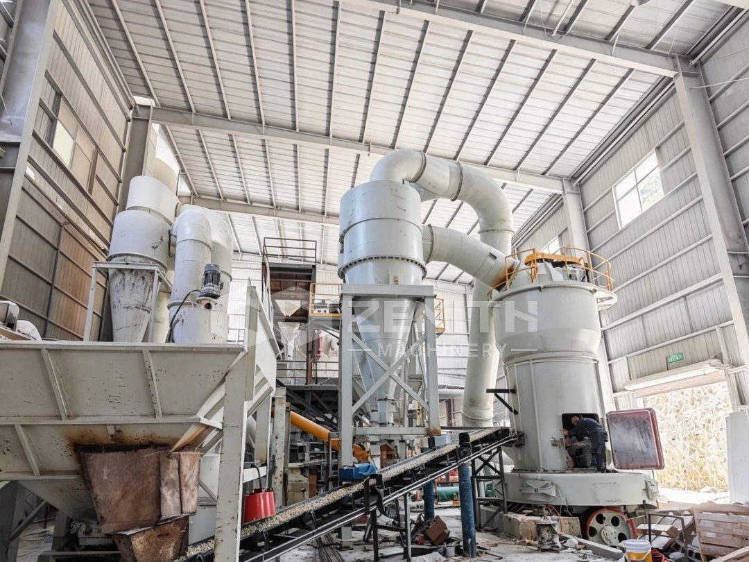 Kỹ thuật viên kiểm tra cửa thân máy nghiền MTW198G trong quá trình lắp đặt, chạy thử