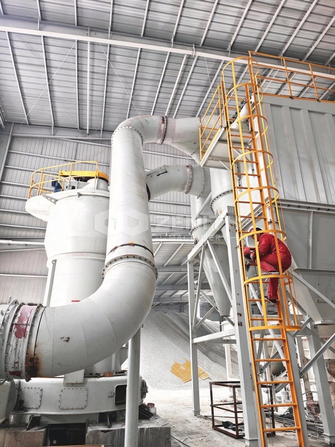 Kỹ thuật viên vận hành trên sàn thao tác của cụm xyclon và đường ống gió dây chuyền nghiền đá vôi